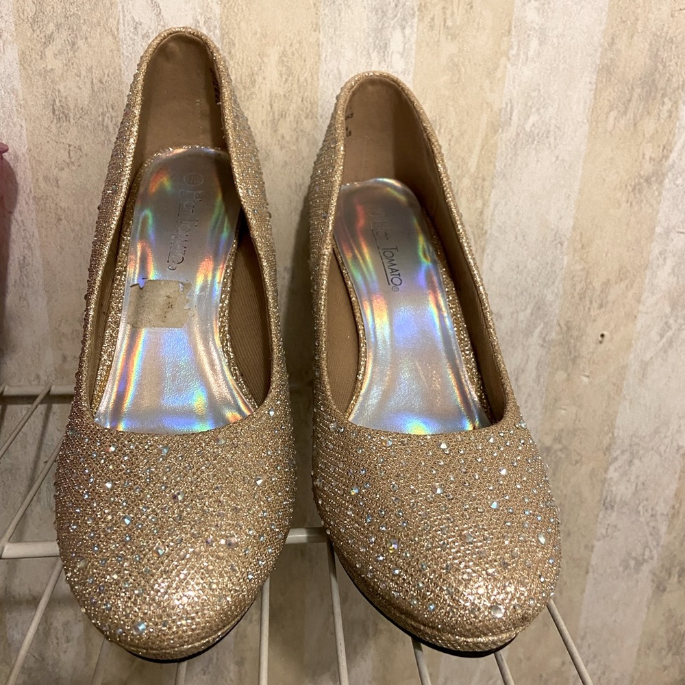 Been worn to 2 proms still in really good condition